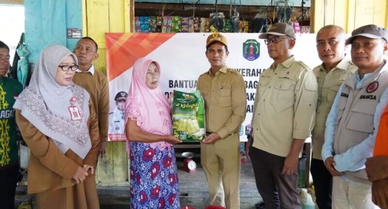 Irwan Sabri Serahkan 1.734 Paket Sembako ke Warga Terdampak Banjir di Sembakung