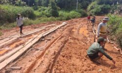 Jalan Negara di Perbatasan Indonesia – Malaysia Rusak Parah