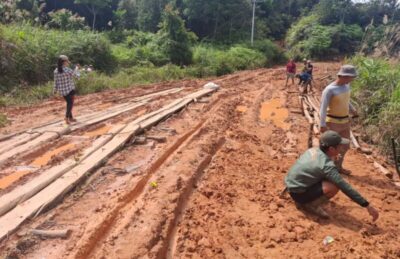 Jalan Negara di Perbatasan Indonesia – Malaysia Rusak Parah