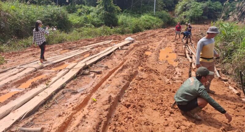 Jalan Negara di Perbatasan Indonesia – Malaysia Rusak Parah