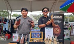 Kisah Sukses Iendy Zelviean, Perajin Kaltim Bawa Kerajinan Aksesoris Kayu Kalimantan Mendunia