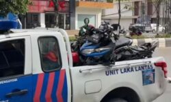 Manuver Hindari Truk, Sigra Hantam Deretan Motor di Jalanan Balikpapan