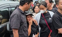 Anaknya yang Tak Kembali, Air Mata Ibu Pecah di Lokasi Rekonstruksi Pembunuhan Penjaga Toko