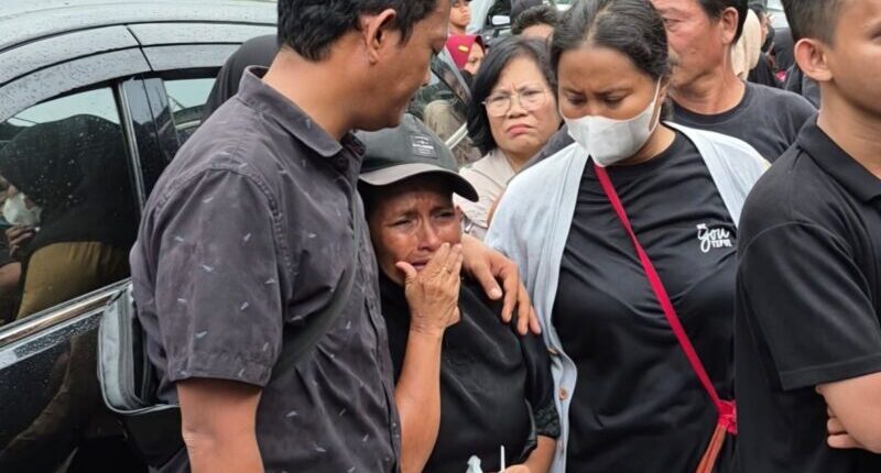 Anaknya yang Tak Kembali, Air Mata Ibu Pecah di Lokasi Rekonstruksi Pembunuhan Penjaga Toko