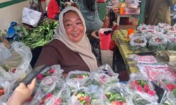 Kisah Tiara Penjual Bunga Musiman di TPU Abul Hasan, Ketiban Berkah Jelang Ramadan