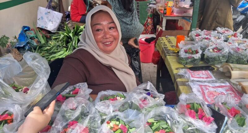 Kisah Tiara Penjual Bunga Musiman di TPU Abul Hasan, Ketiban Berkah Jelang Ramadan