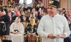 Gaya Luwes Isran Noor Curi Perhatian di Milad ke-75 Sultan Adji Muhammad Arifin
