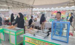 Baru Dua Jam Buka, 500 Tusuk Sempol Ludes di Bazar Tangga Arung Square!