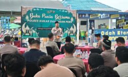 Kapolres Kukar Buka Puasa Bersama Wartawan, Ojol dan Petugas Kebersihan