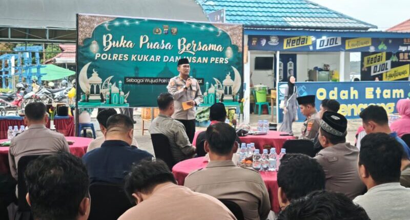 Kapolres Kukar Buka Puasa Bersama Wartawan, Ojol dan Petugas Kebersihan