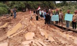 Masyarakat di Perbatasan Indonesia – Malaysia Minta Dibangunkan Jalan Kepada Presiden Prabowo