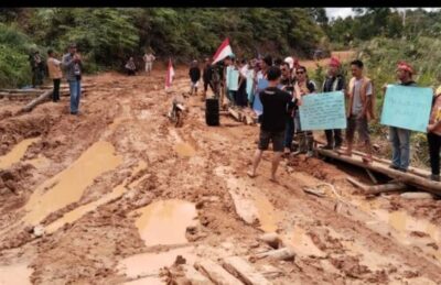 Masyarakat di Perbatasan Indonesia – Malaysia Minta Dibangunkan Jalan Kepada Presiden Prabowo