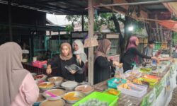 Kisah Kebersamaan Lima Sahabat Penjual Kue Kutai di Sekitar Masjid Jami’ KH Muhammad Sadjid Tenggarong