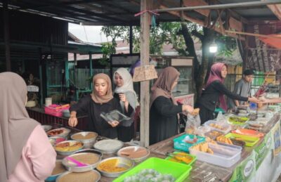 Kisah Kebersamaan Lima Sahabat Penjual Kue Kutai di Sekitar Masjid Jami’ KH Muhammad Sadjid Tenggarong