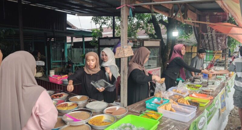 Kisah Kebersamaan Lima Sahabat Penjual Kue Kutai di Sekitar Masjid Jami’ KH Muhammad Sadjid Tenggarong