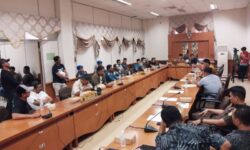 Aktivitas Kapal LCT di Dermaga Tradisional Kandang Babi dan Sianak Kembali Dibuka