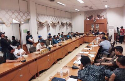 Aktivitas Kapal LCT di Dermaga Tradisional Kandang Babi dan Sianak Kembali Dibuka