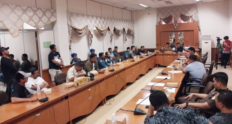 Aktivitas Kapal LCT di Dermaga Tradisional Kandang Babi dan Sianak Kembali Dibuka