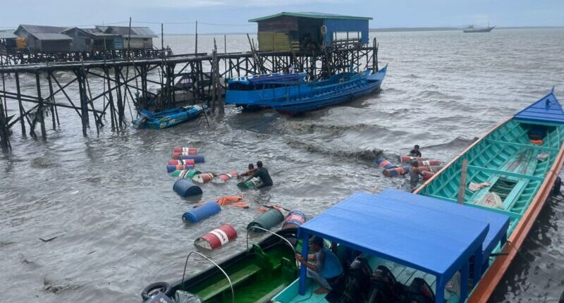 Lanal Nunukan Bantu Penyelamatan Perahu Pengangkut BBM dan Rumput Laut