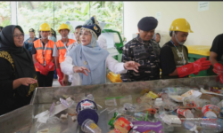 Kelola Sampah Plastik: Langkah Baru Masyarakat Pulau Derawan Jaga Kelestarian Laut