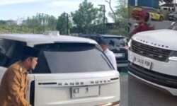 Range Rover KT 1 Mirip Mobil Dinas Rp8,5 M di Jalanan Kaltim, Faisal: Itu Mobil Pribadi Gubernur