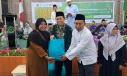 Senyum Nenek Rasmi Terima Bantuan Sembako Kemenag Kaltim: ‘Sangat Membantu Jelang Lebaran’
