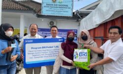 Bahagianya Warga Samarinda Terima Sembako Gratis di Tengah Naiknya Harga Bahan Pokok