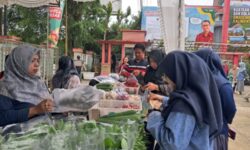 Puluhan Warga Samarinda Serbu Pangan Murah Jelang Idulfitri