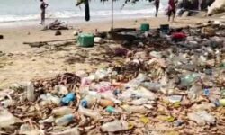 Andre Pratama Soroti Tumpukan Sampah Berserakan di Pantai Batu Lamampu Sebatik