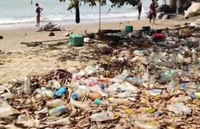 Andre Pratama Soroti Tumpukan Sampah Berserakan di Pantai Batu Lamampu Sebatik