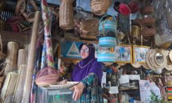Cerita Rahmaniah 35 Tahun Eksis Berjualan Produk Kerajinan Rotan di Samarinda