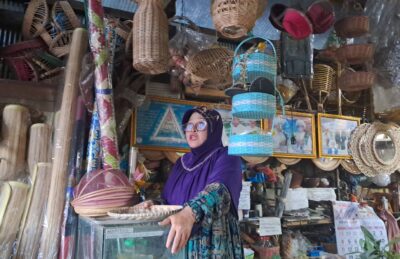 Cerita Rahmaniah 35 Tahun Eksis Berjualan Produk Kerajinan Rotan di Samarinda