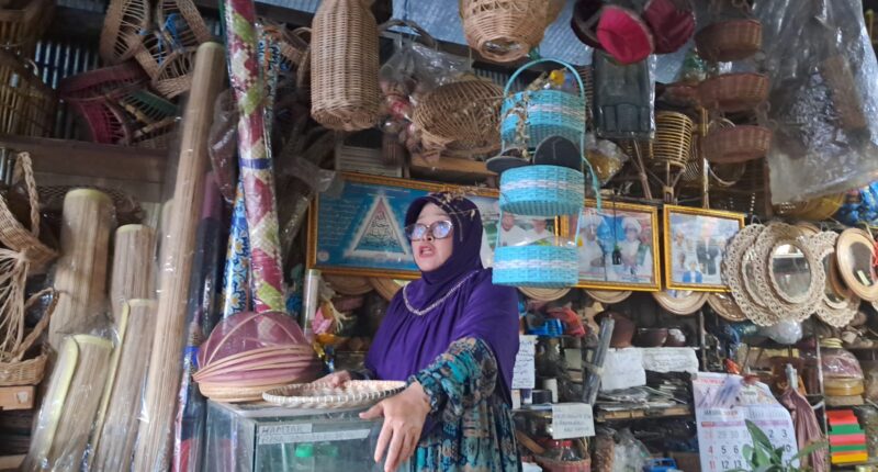Cerita Rahmaniah 35 Tahun Eksis Berjualan Produk Kerajinan Rotan di Samarinda