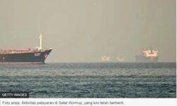Tiga Kapal Diserang di Dekat Selat Hormuz, Harga Minyak Dunia Melonjak 7%