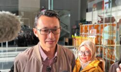 KPK Tangkap Bupati Cilacap, Sita Bukti Uang Suap Proyek