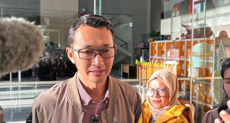 KPK Tangkap Bupati Cilacap, Sita Bukti Uang Suap Proyek