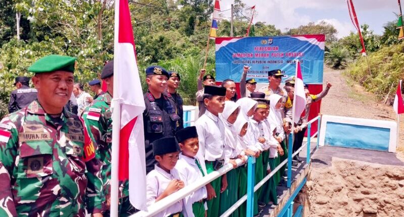 Kapolda Kaltara Resmikan Jembatan Merah Putih Presesi di Sebatik Tengah