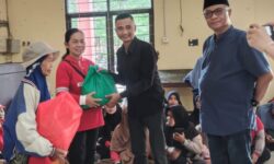Pemkab Kukar Bagikan 859 Bingkisan Hari Raya untuk Pasukan Kebersihan Merah Putih