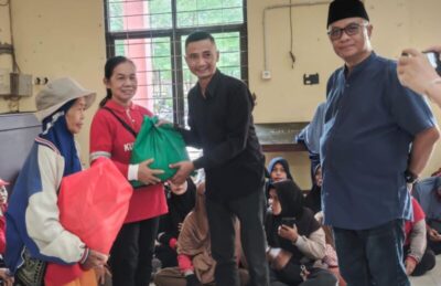 Pemkab Kukar Bagikan 859 Bingkisan Hari Raya untuk Pasukan Kebersihan Merah Putih