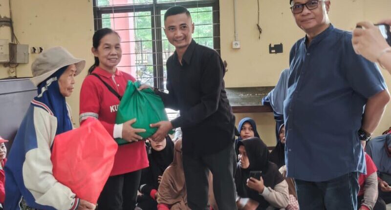 Pemkab Kukar Bagikan 859 Bingkisan Hari Raya untuk Pasukan Kebersihan Merah Putih