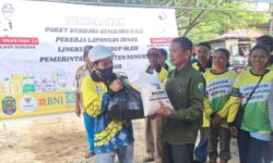 603 Pekerja Lapangan DLH Nunukan Terima Paket Sembako Idul Fitri