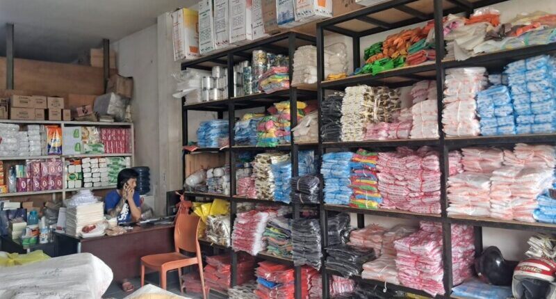 Harga Plastik di Samarinda Melonjak Naik 70 Persen, Omzet Pedagang Anjlok
