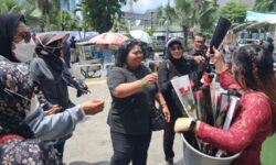 Aksi Simpatik Perempuan Peduli Kaltim Bagikan 200 Bunga di Tengah Aksi Demonstrasi