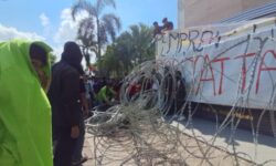 Massa Merasa Terhina Pagar Kantor Gubernur Kaltim Dikelilingi Kawat Berduri