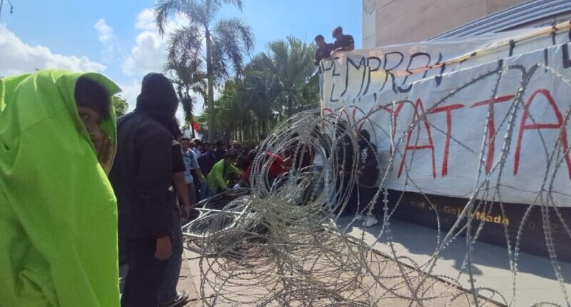 Massa Merasa Terhina Pagar Kantor Gubernur Kaltim Dikelilingi Kawat Berduri