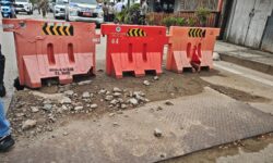 Jalan Ambles di Depan Kantor Bupati Kukar Ditutup Besi, Ternyata Ini Biang Keroknya!