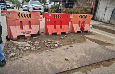 Jalan Ambles di Depan Kantor Bupati Kukar Ditutup Besi, Ternyata Ini Biang Keroknya!