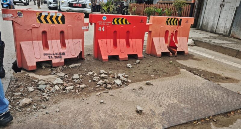 Jalan Ambles di Depan Kantor Bupati Kukar Ditutup Besi, Ternyata Ini Biang Keroknya!