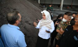 Segel Gudang PT Universal Glove di Medan