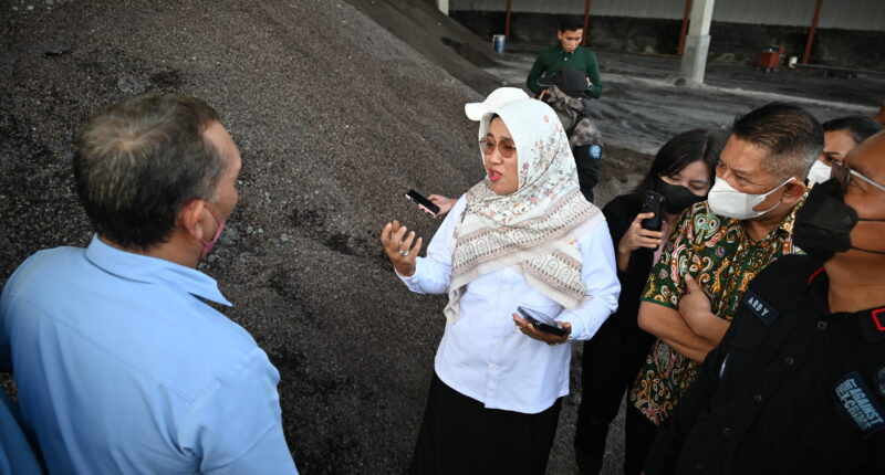 Segel Gudang PT Universal Glove di Medan